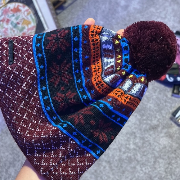 Bula maroon aztec hat with pom pom - Picture 3 of 3